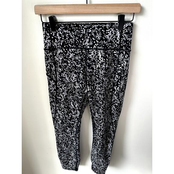 Lululemon In Movement 7/8 Tight Everlux 25" Size 6 - Picture 4 of 6